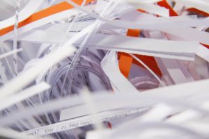 Skuteczne i bezpieczne niszczenie dokumentów. Niszczarka dokumentów, cięcie papieru, niszczarka do papieru