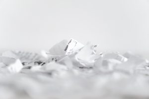 Niszczarka przybiurkowa – niezbędny sprzęt każdego sekretariatu. Niszczarki do papieru do biur Kobra